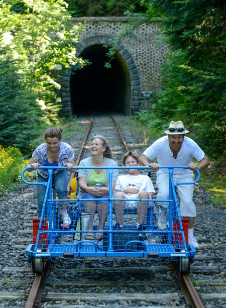 Vélorail du Velay à Dunières-Haut Pays du Velay Famille sur le vélorail du Velay au printemps